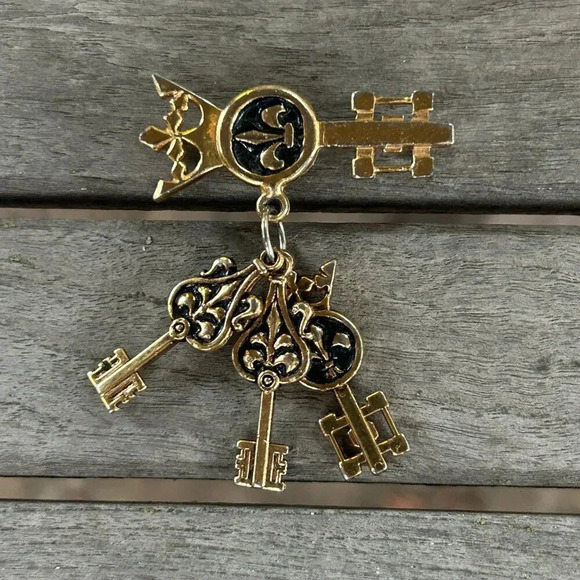 Vintage 50s Gold Plated Fleur de Lis Keys Brooch and Screwback Earrings - Picture 2 of 7